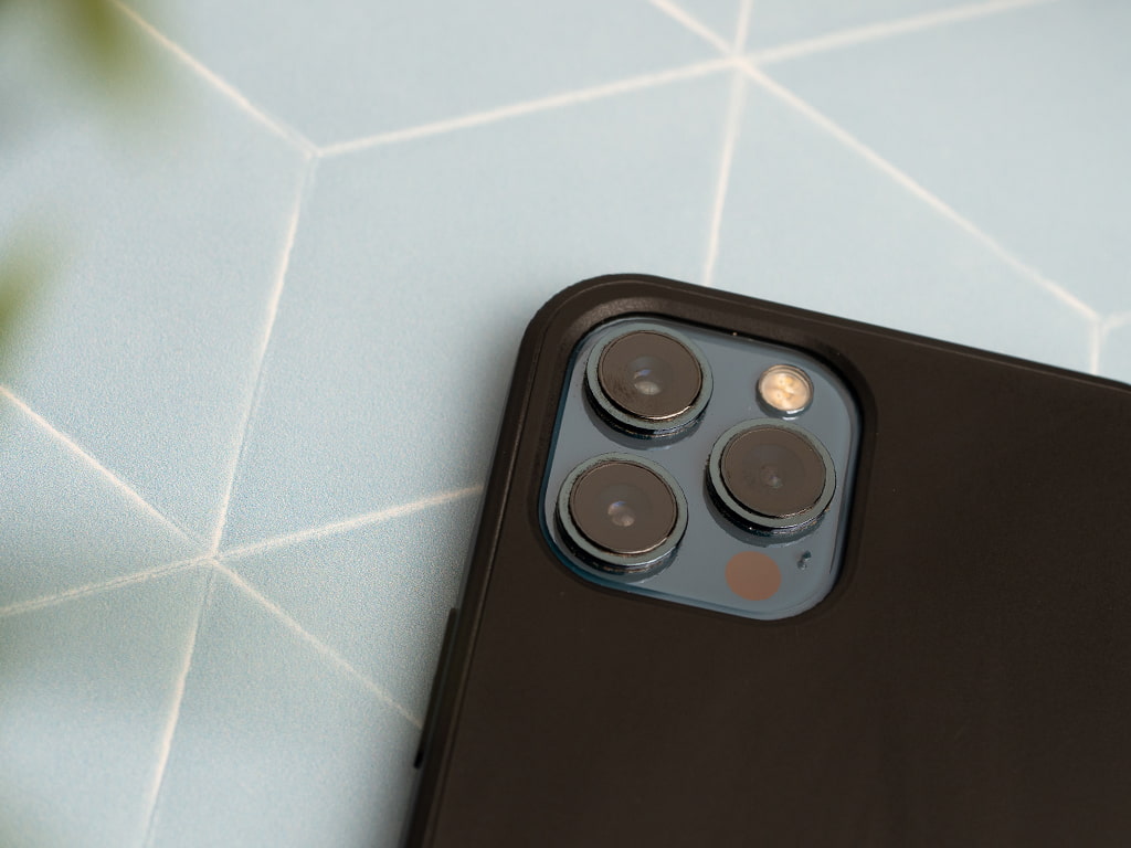 Silikonový kryt na iPhone 12 a iPhone 12 Pro s podporou MagSafe - Černý 4